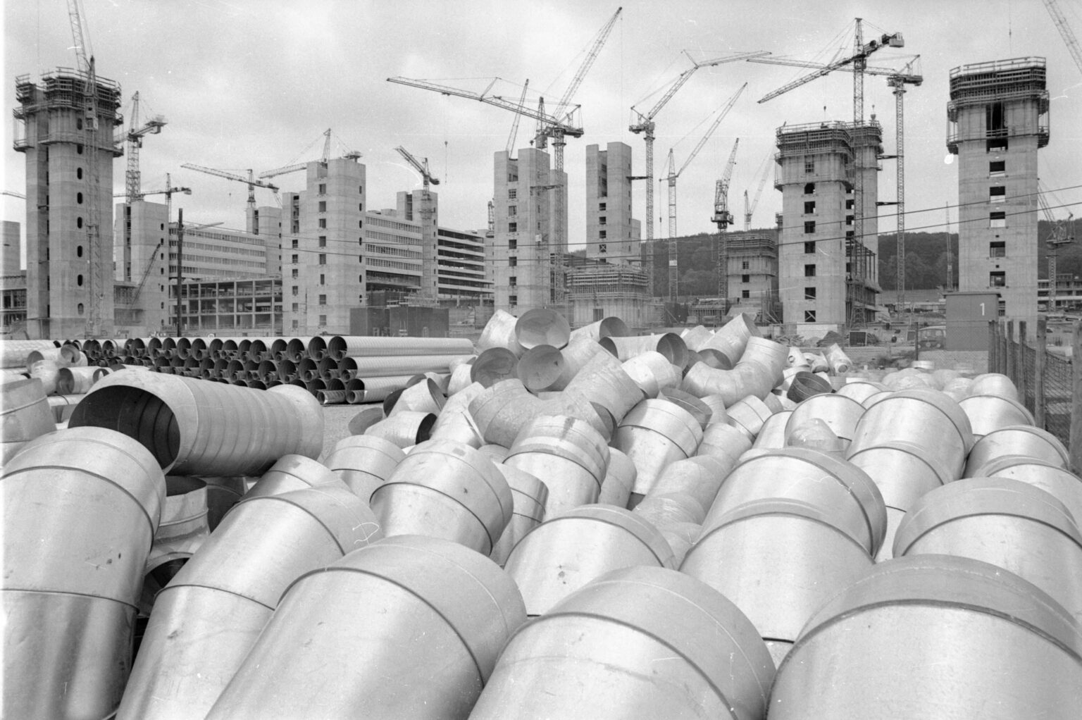 Baustelle des Hauptgebäudes der Universität Bielefeld, 1973. Schwarz-Weiß-Foto