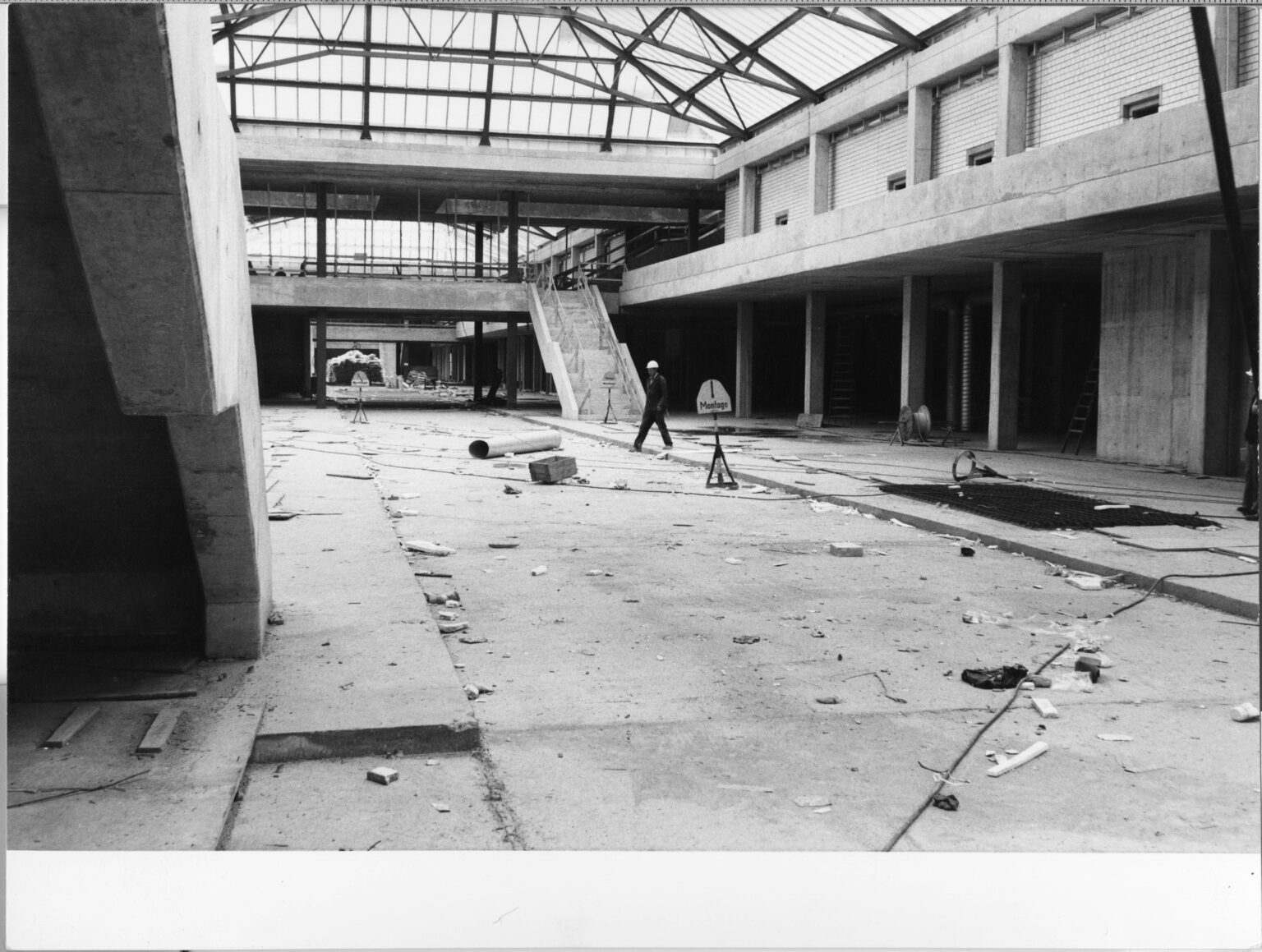 Foto von den Bauarbeiten in der zentralen Halle der Universität Bielefeld - ca. 1973